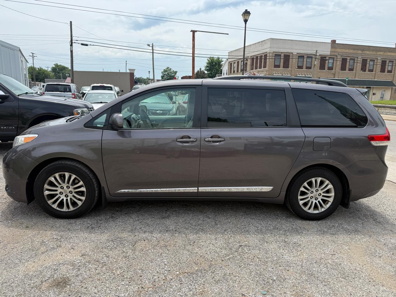 Toyota Sienna XLE FWD 8-Passenger V6 2012