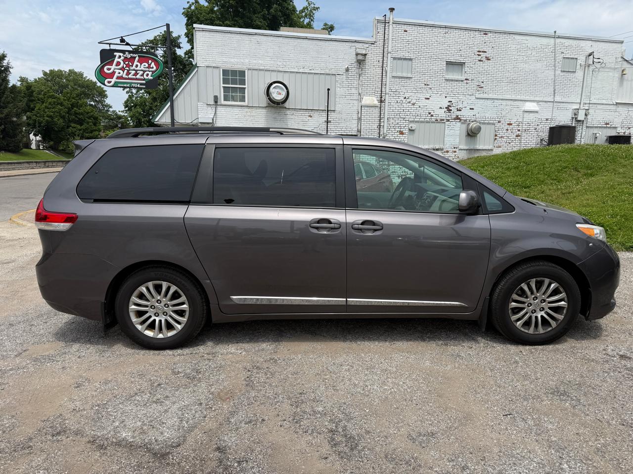 Toyota Sienna XLE FWD 8-Passenger V6 2012