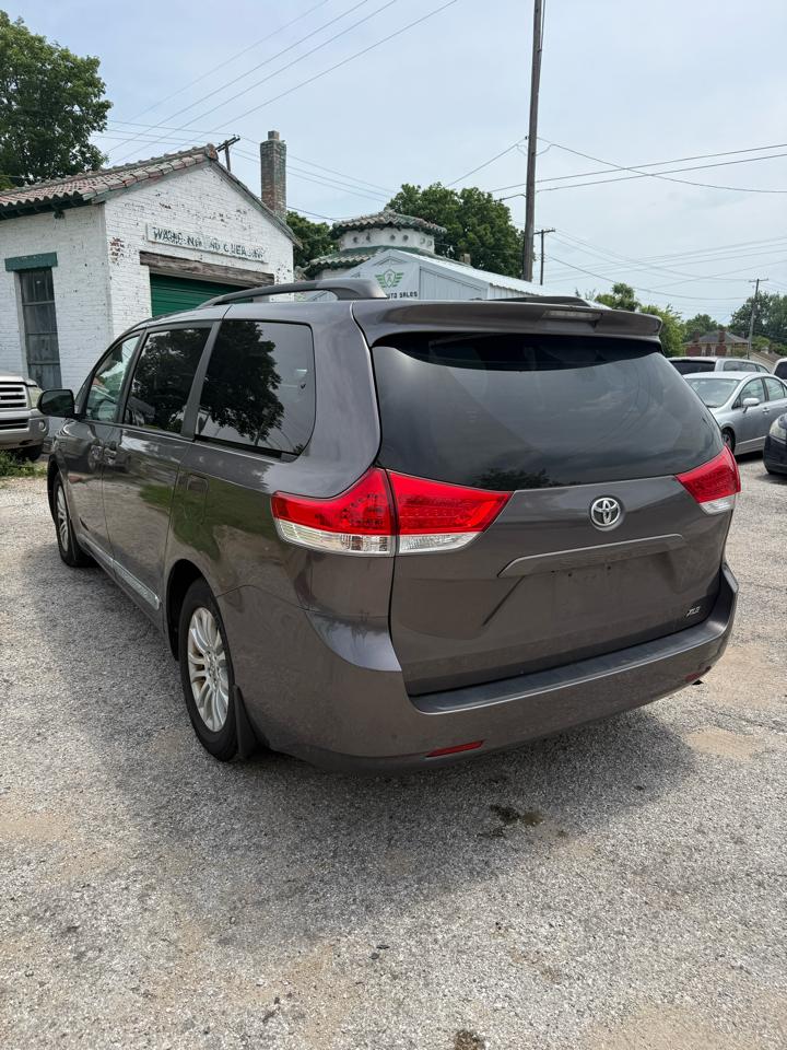 Toyota Sienna XLE FWD 8-Passenger V6 2012