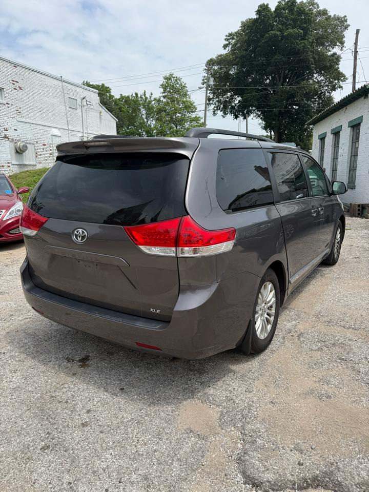 Toyota Sienna XLE FWD 8-Passenger V6 2012