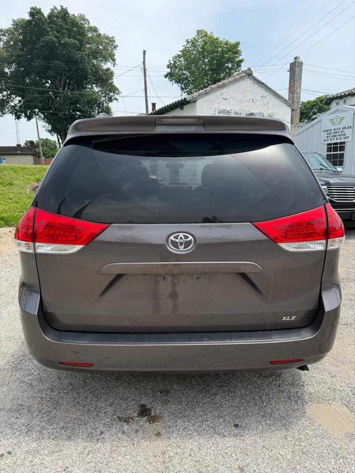 Toyota Sienna XLE FWD 8-Passenger V6 2012