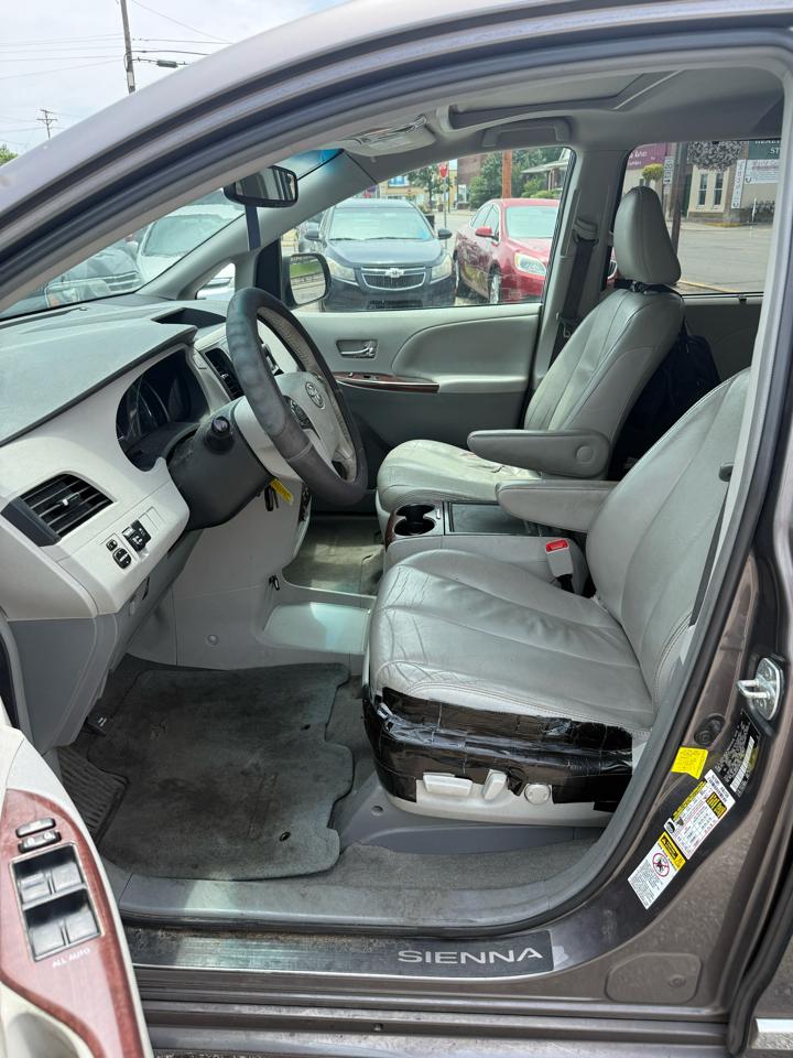 Toyota Sienna XLE FWD 8-Passenger V6 2012