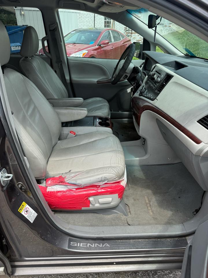 Toyota Sienna XLE FWD 8-Passenger V6 2012