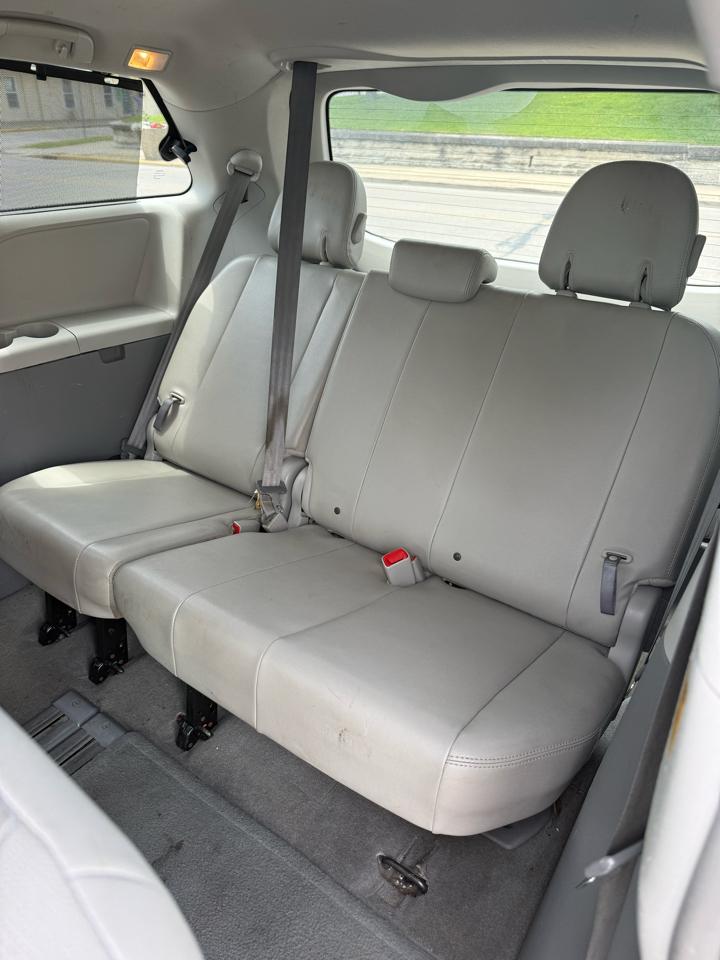 Toyota Sienna XLE FWD 8-Passenger V6 2012