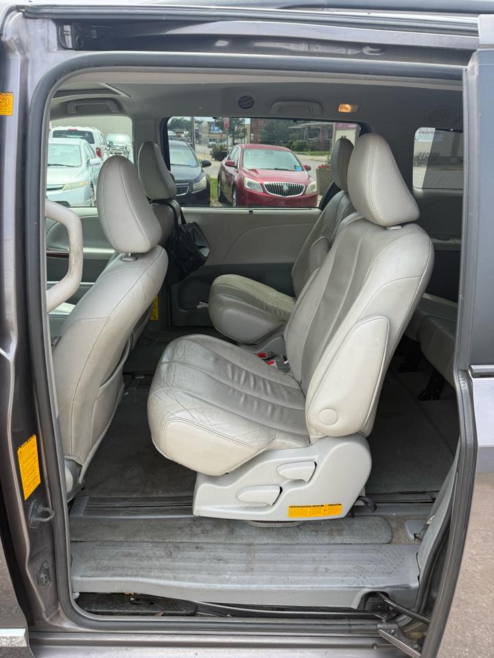 Toyota Sienna XLE FWD 8-Passenger V6 2012