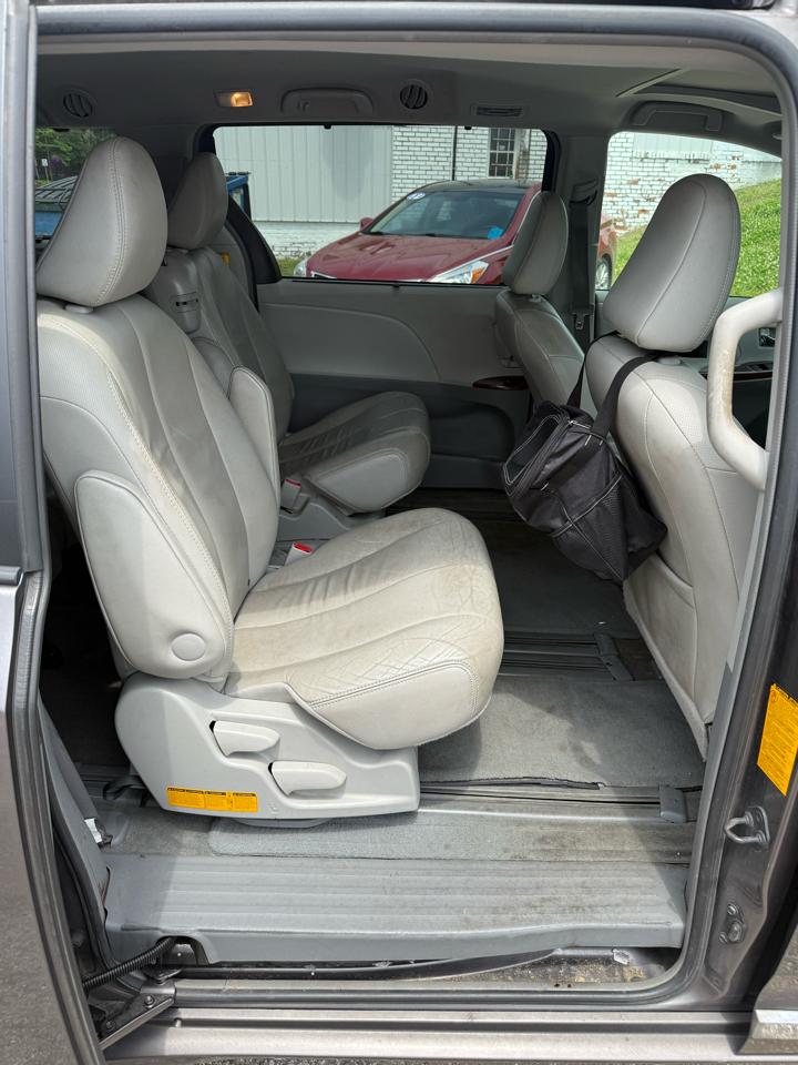 Toyota Sienna XLE FWD 8-Passenger V6 2012