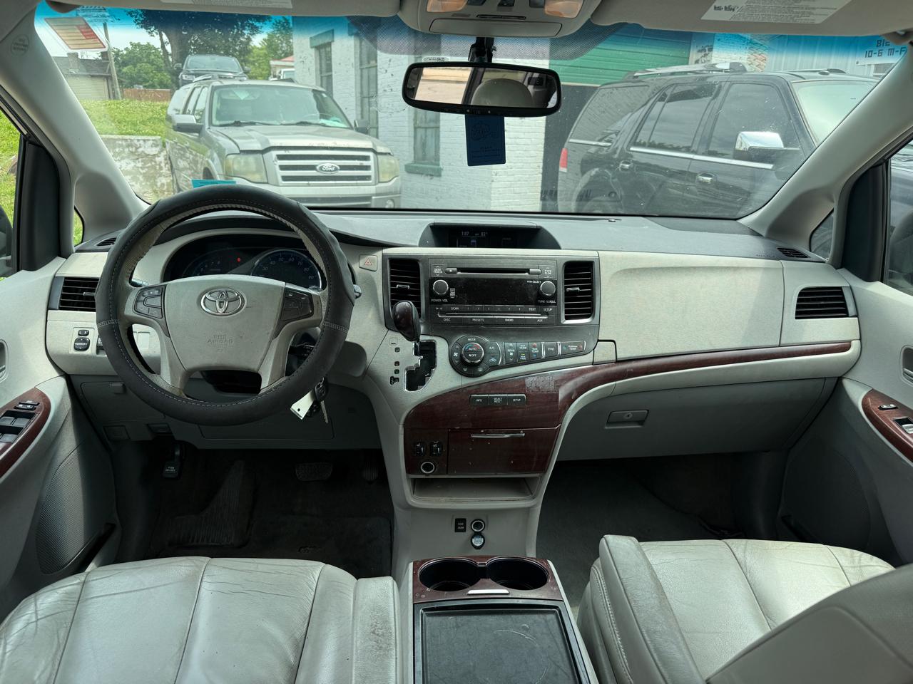 Toyota Sienna XLE FWD 8-Passenger V6 2012