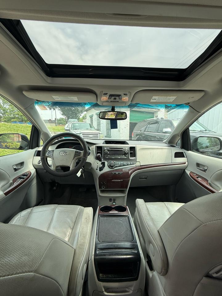 Toyota Sienna XLE FWD 8-Passenger V6 2012