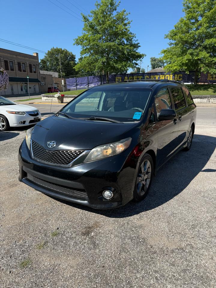 Toyota Sienna Base V6 2011