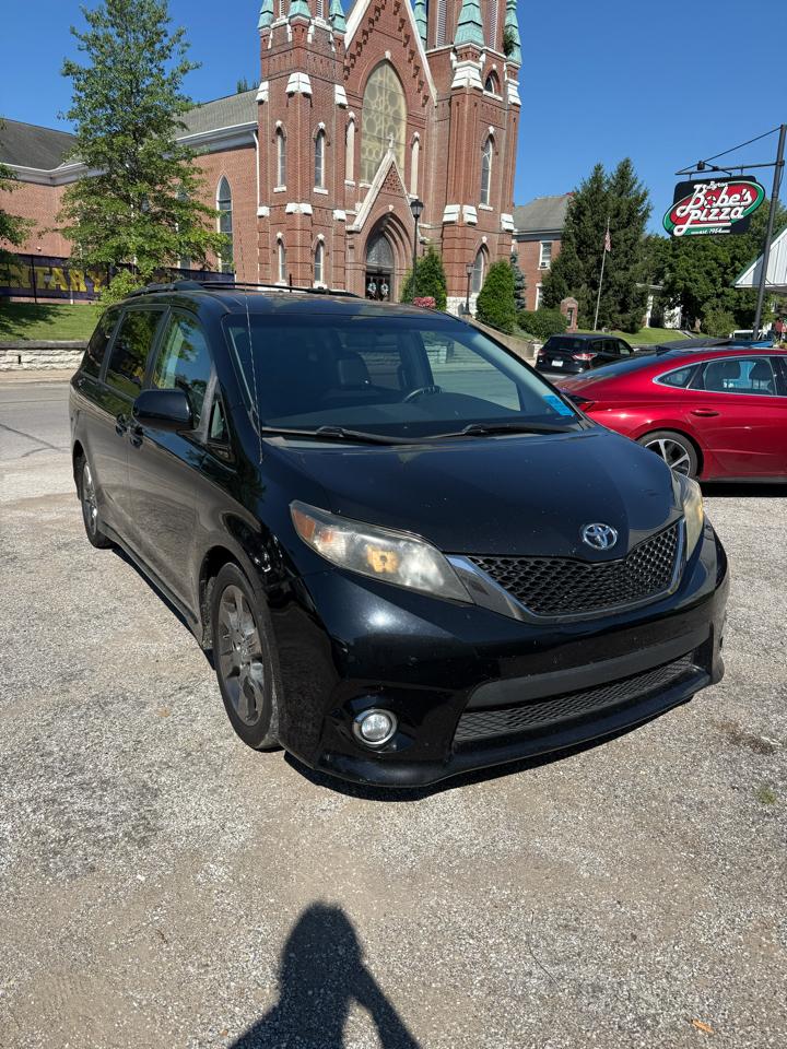 Toyota Sienna Base V6 2011