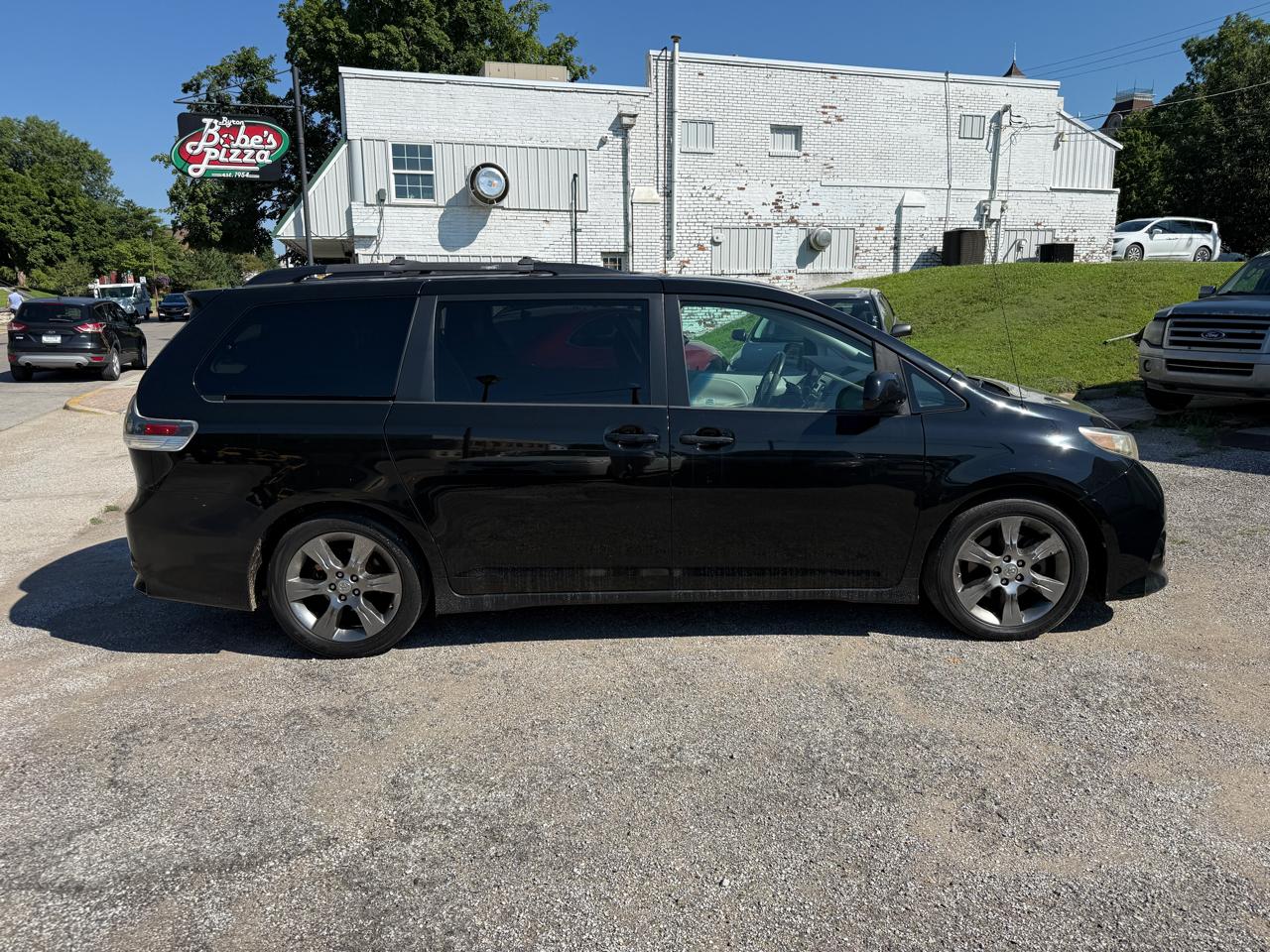 Toyota Sienna Base V6 2011