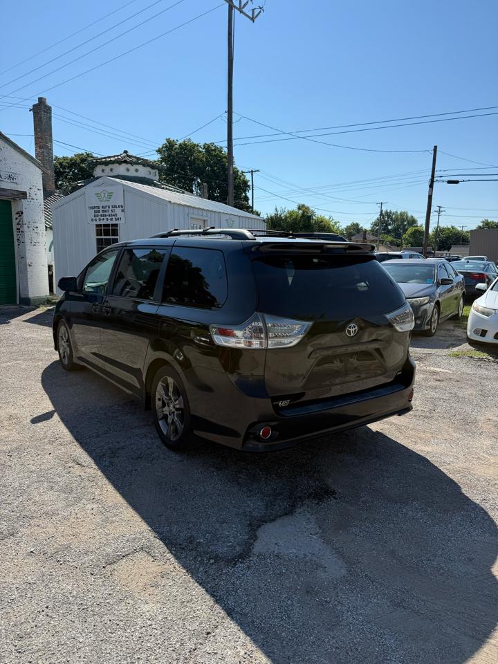 Toyota Sienna Base V6 2011