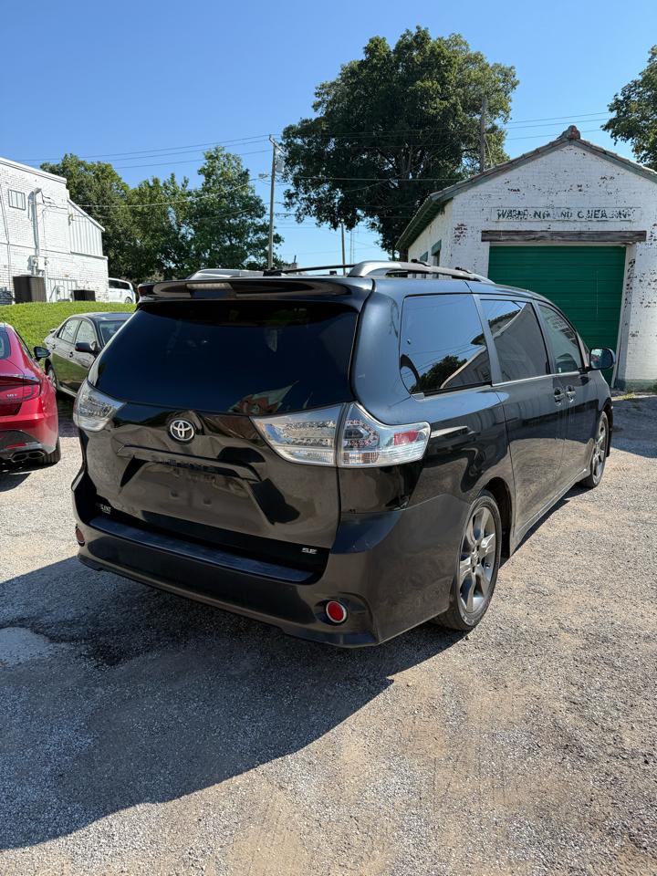 Toyota Sienna Base V6 2011