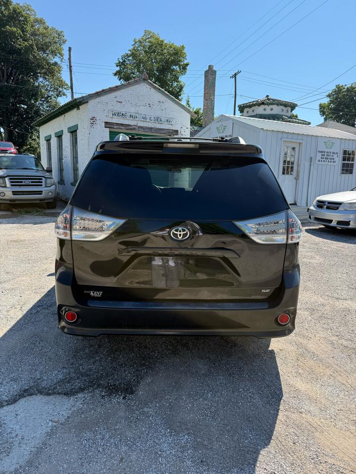 Toyota Sienna Base V6 2011