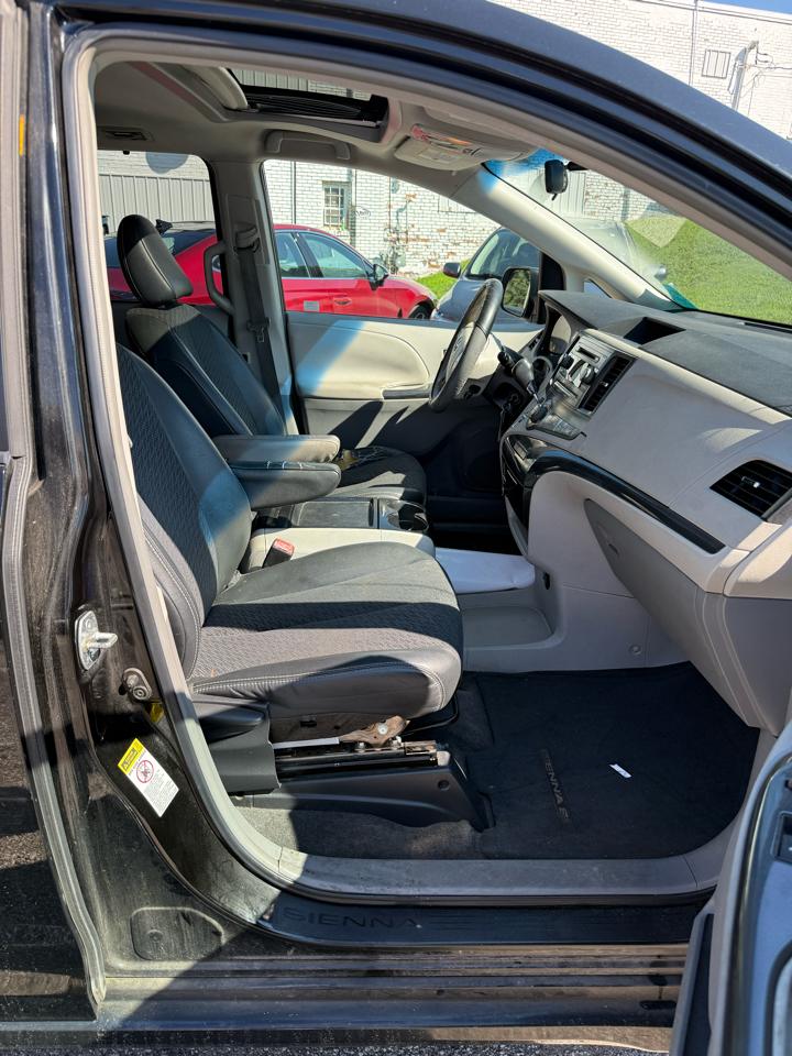 Toyota Sienna Base V6 2011