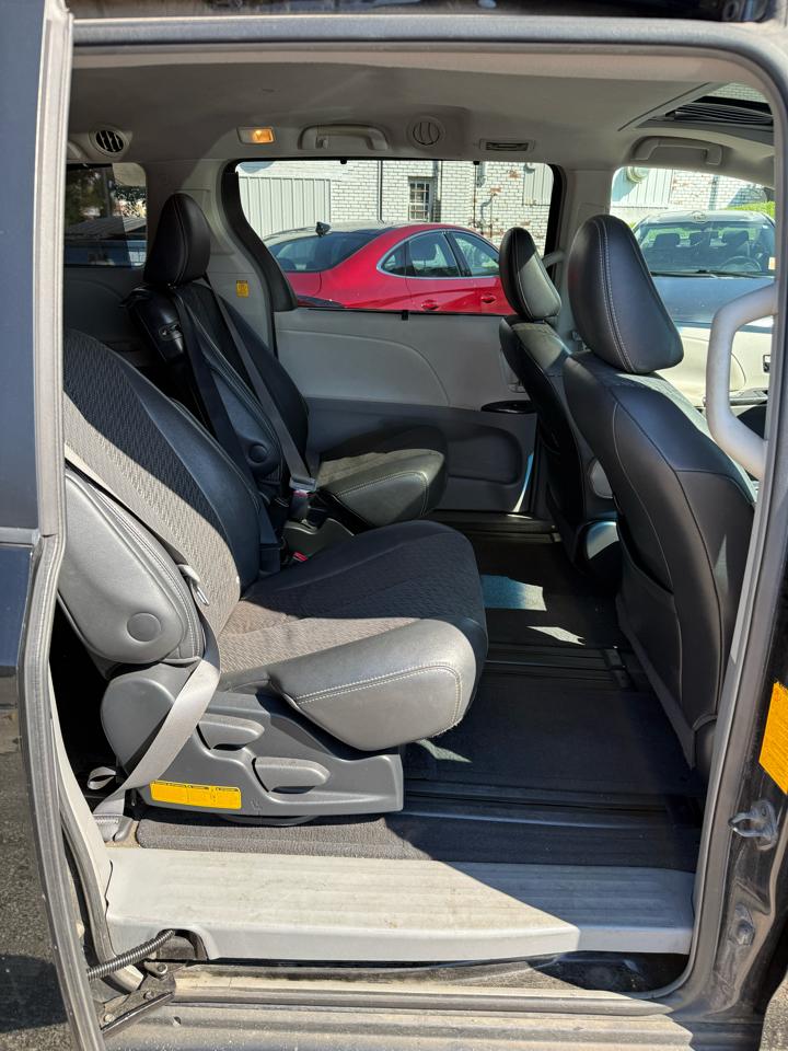 Toyota Sienna Base V6 2011
