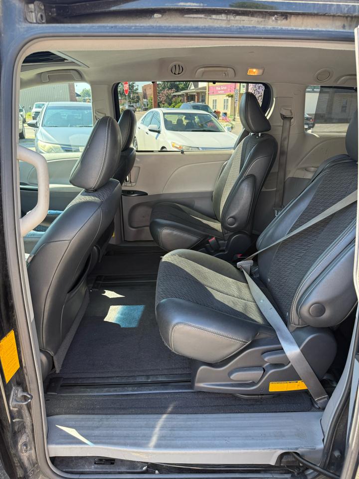 Toyota Sienna Base V6 2011