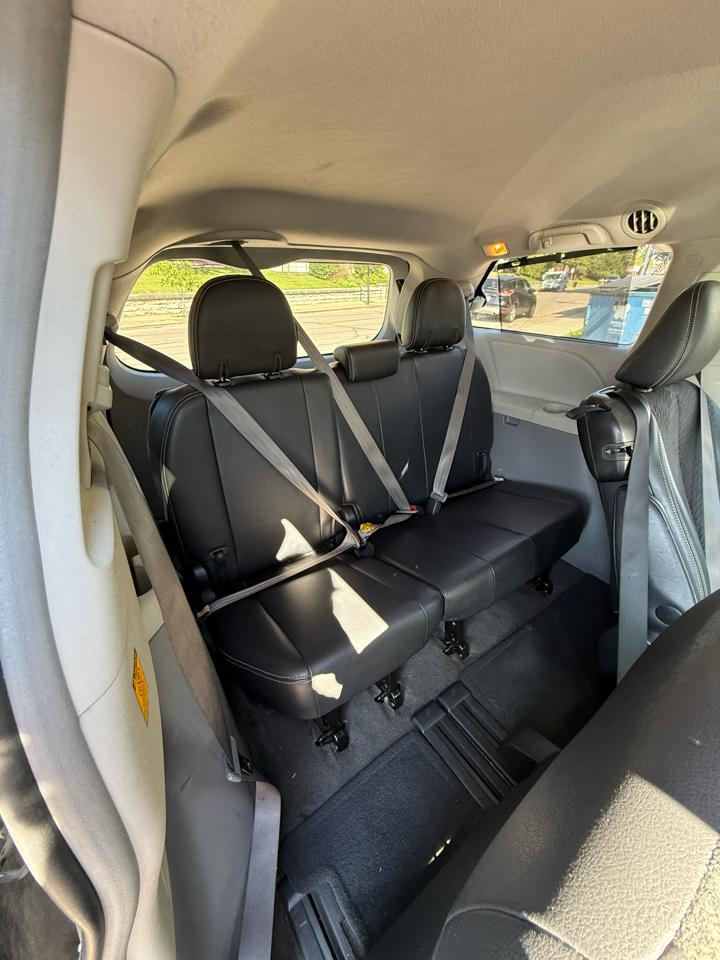 Toyota Sienna Base V6 2011