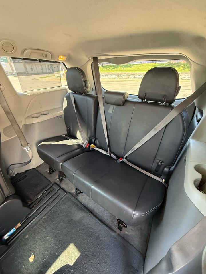 Toyota Sienna Base V6 2011