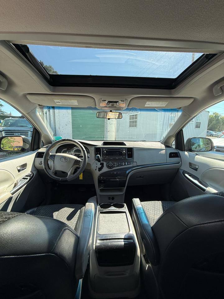 Toyota Sienna Base V6 2011