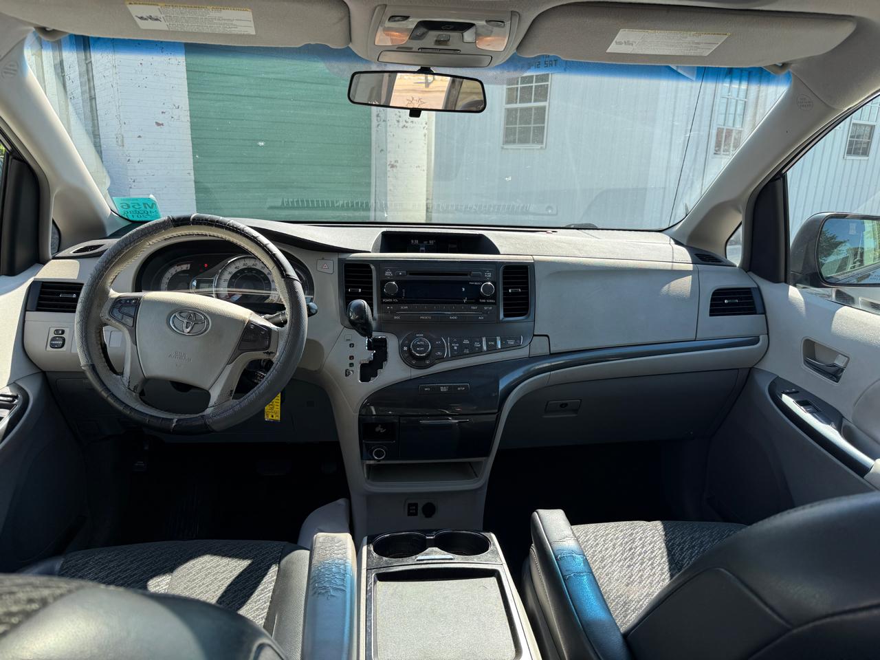 Toyota Sienna Base V6 2011
