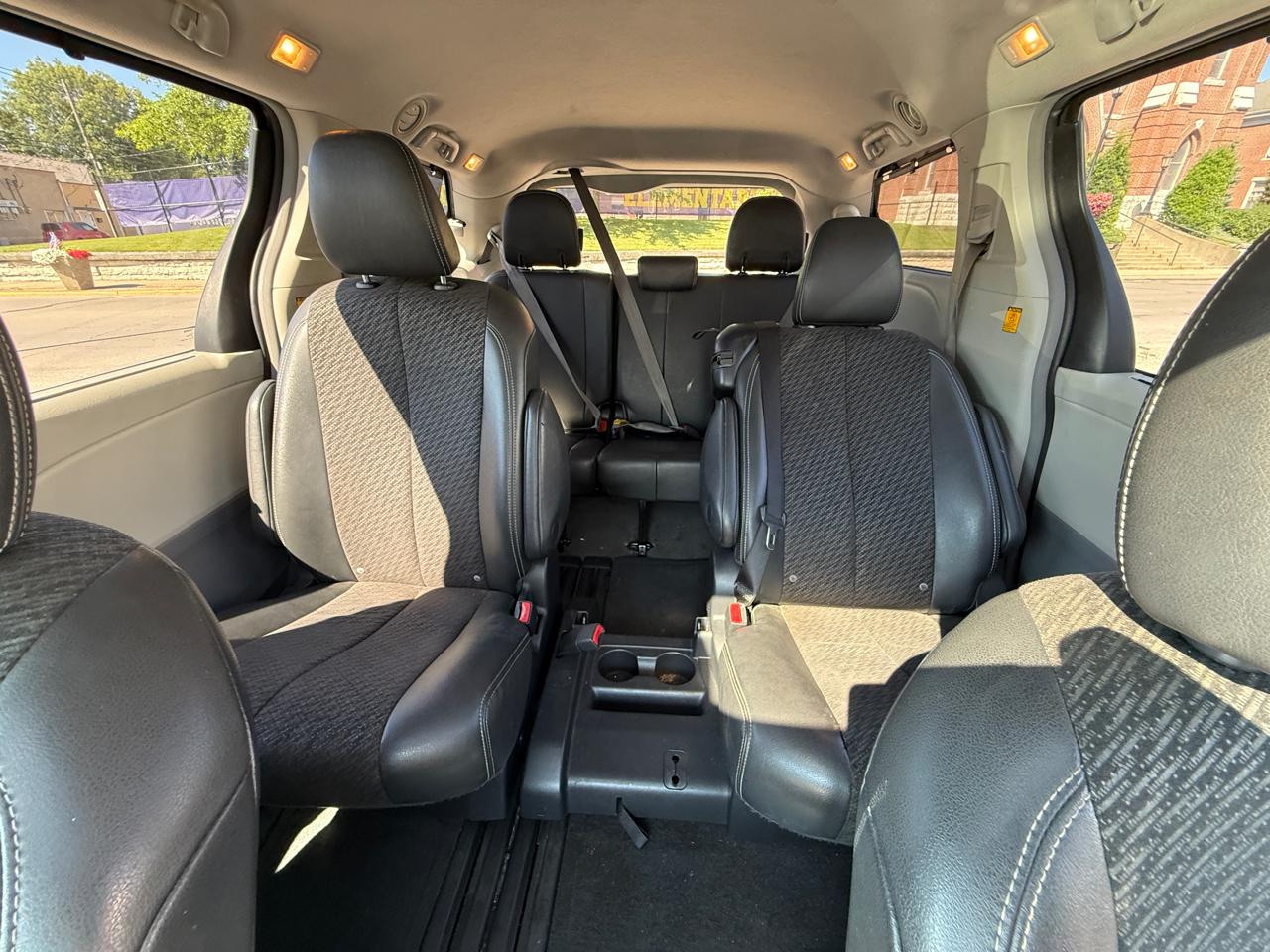 Toyota Sienna Base V6 2011