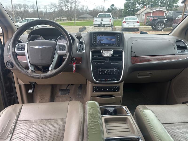 Chrysler Town & Country Touring-L 2012