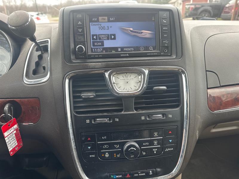 Chrysler Town & Country Touring-L 2012