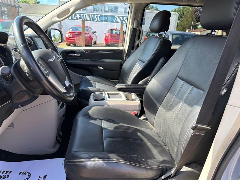 Chrysler Town & Country Touring 2012