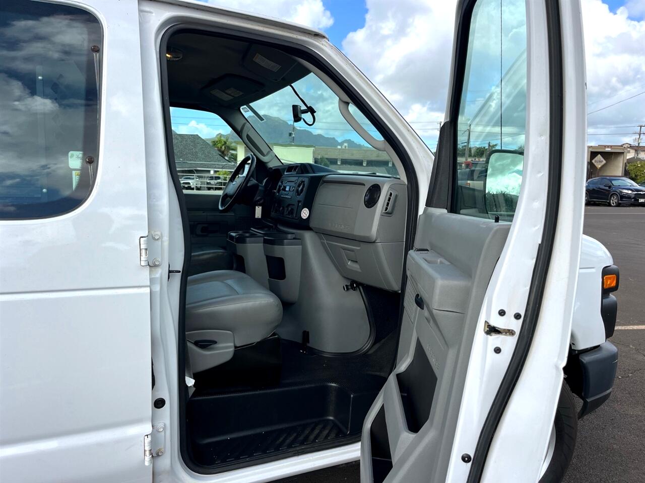 Ford Econoline E-350 Super Duty Extended 2014