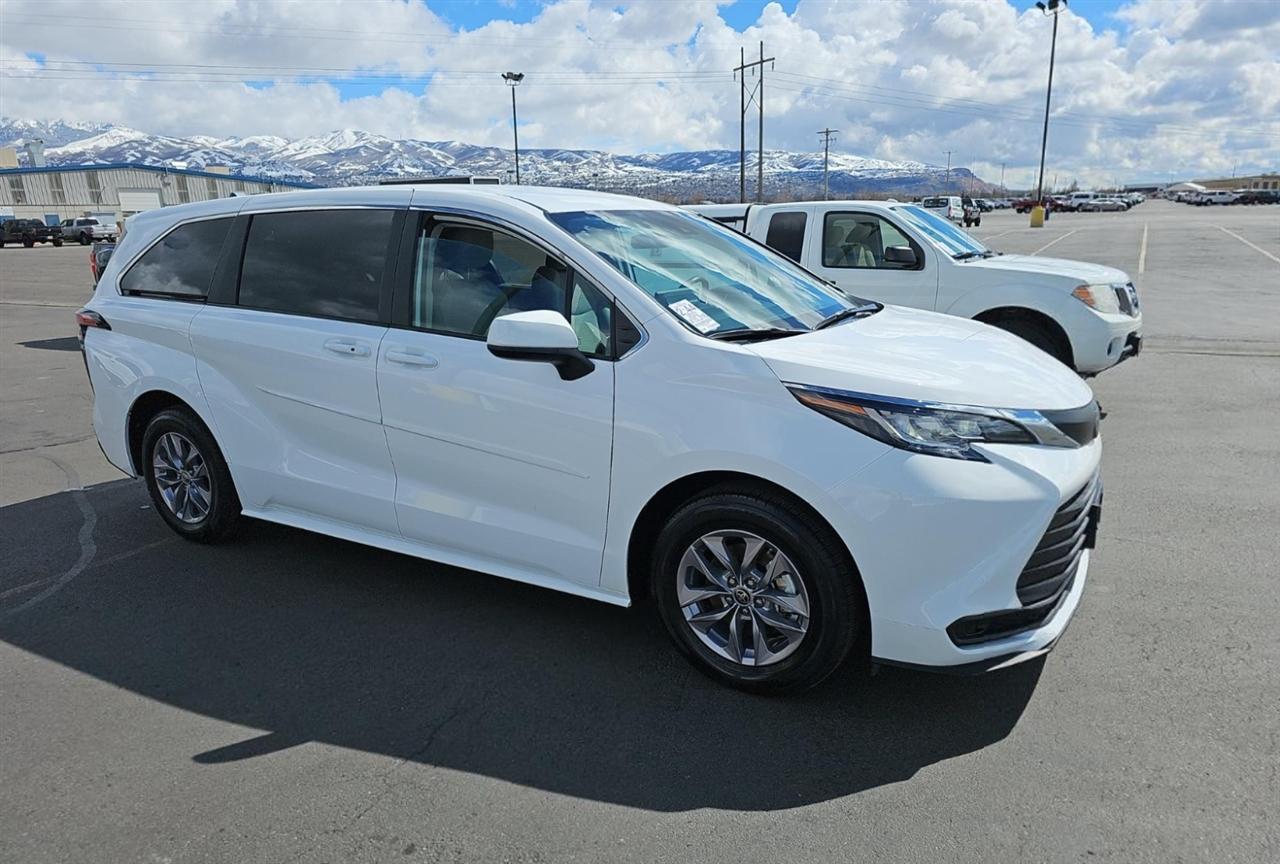 Toyota Sienna LE 8-Passenger 2022
