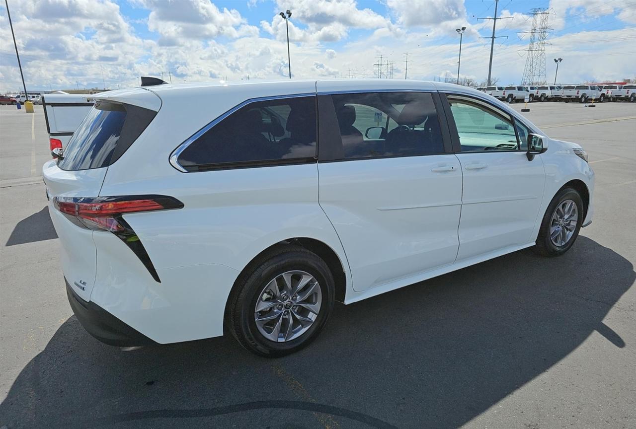 Toyota Sienna LE 8-Passenger 2022
