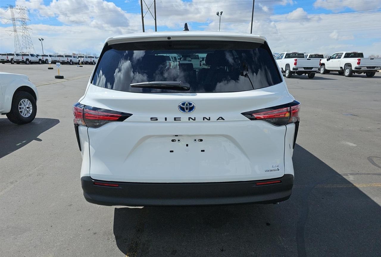Toyota Sienna LE 8-Passenger 2022