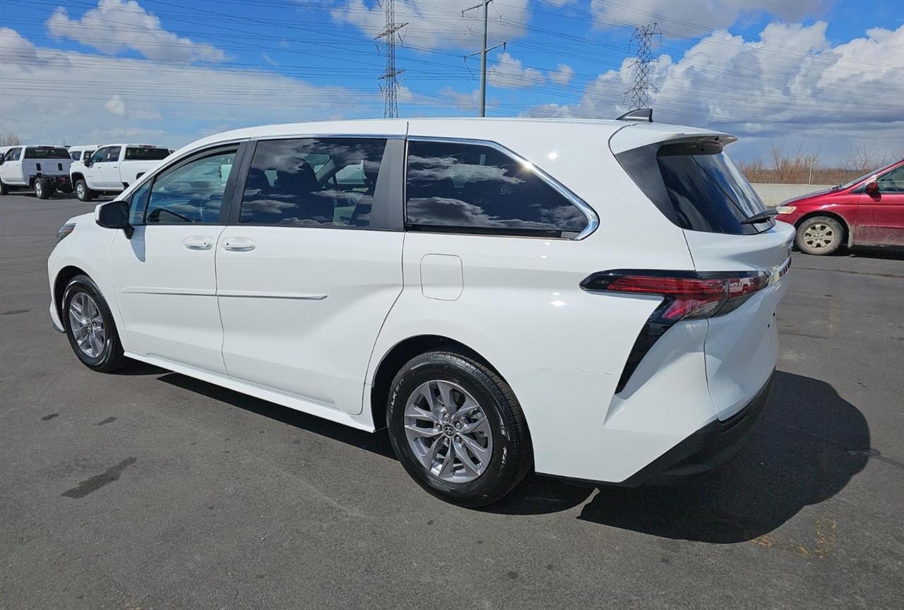 Toyota Sienna LE 8-Passenger 2022