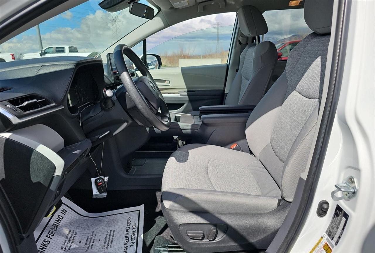 Toyota Sienna LE 8-Passenger 2022