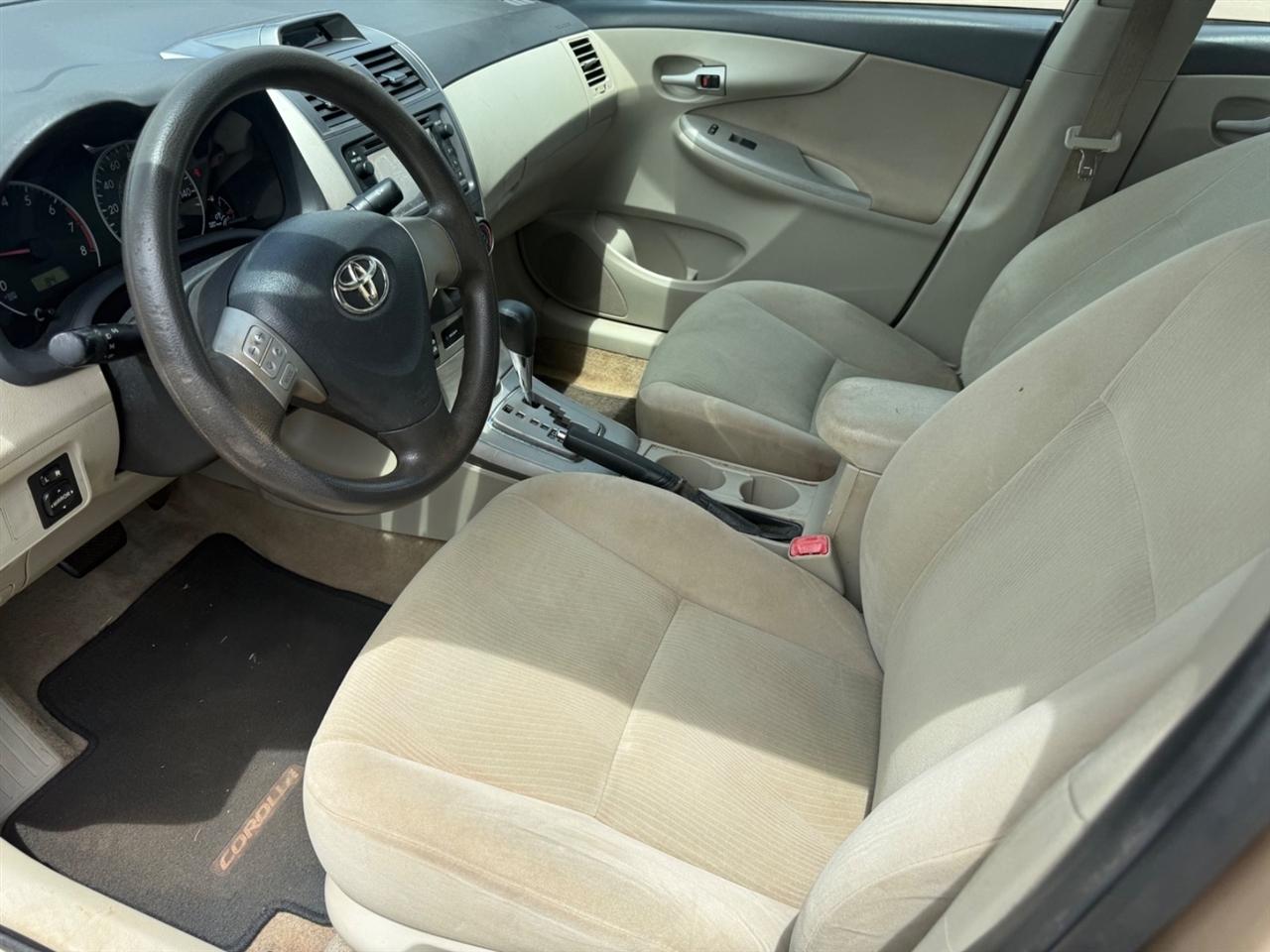 Toyota Corolla LE 4-Speed AT 2013