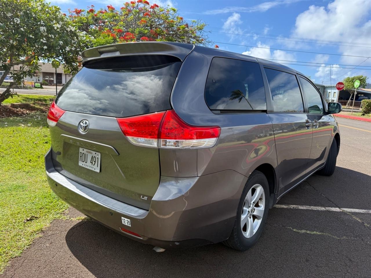 Toyota Sienna LE 8-Pass V6 2011