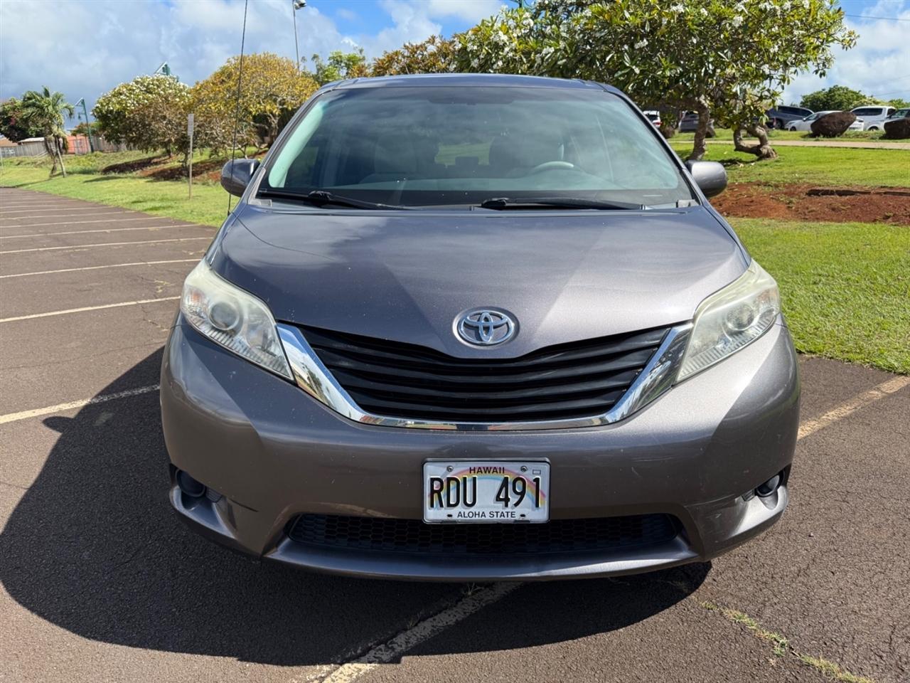 Toyota Sienna LE 8-Pass V6 2011