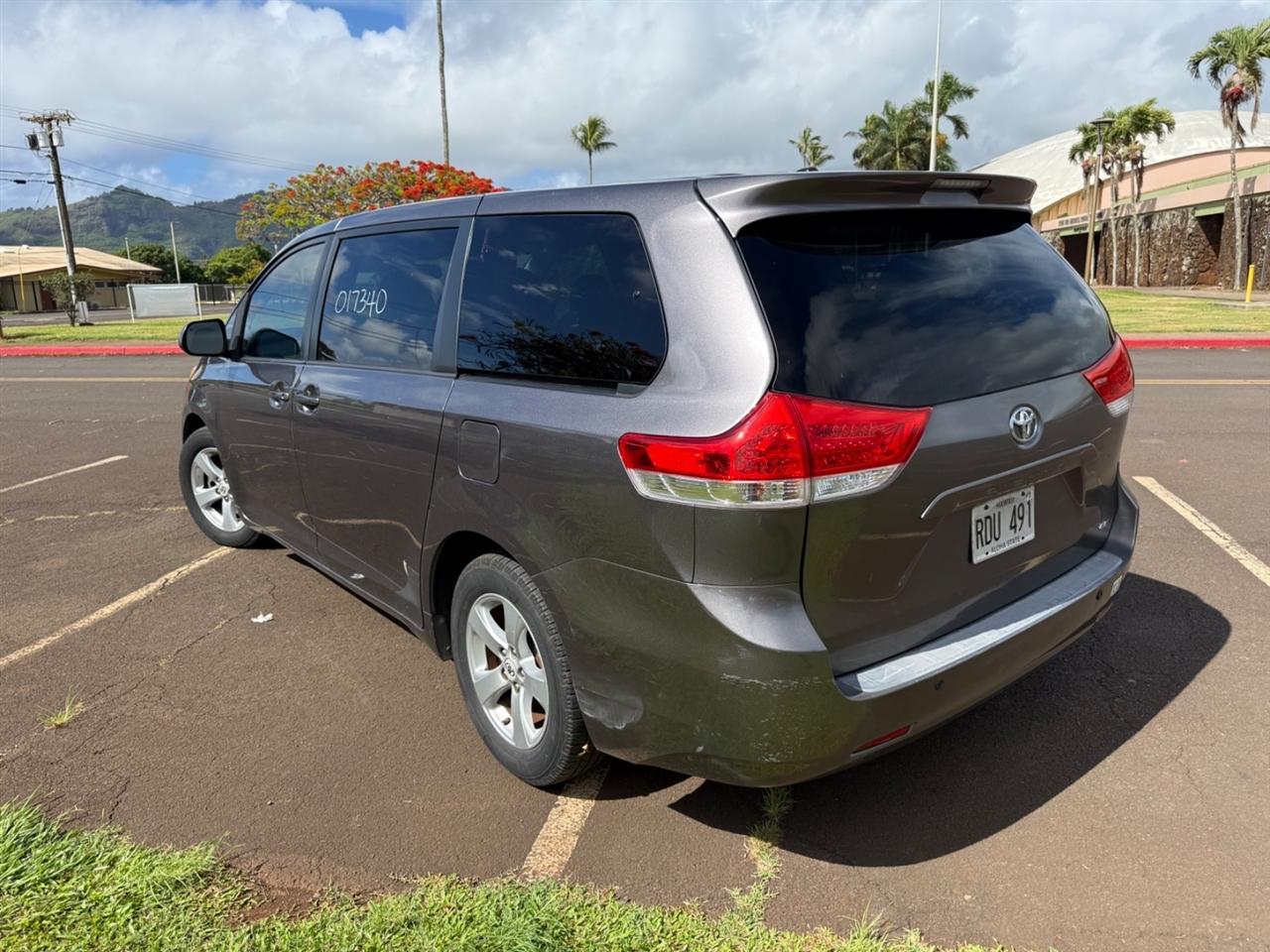 Toyota Sienna LE 8-Pass V6 2011