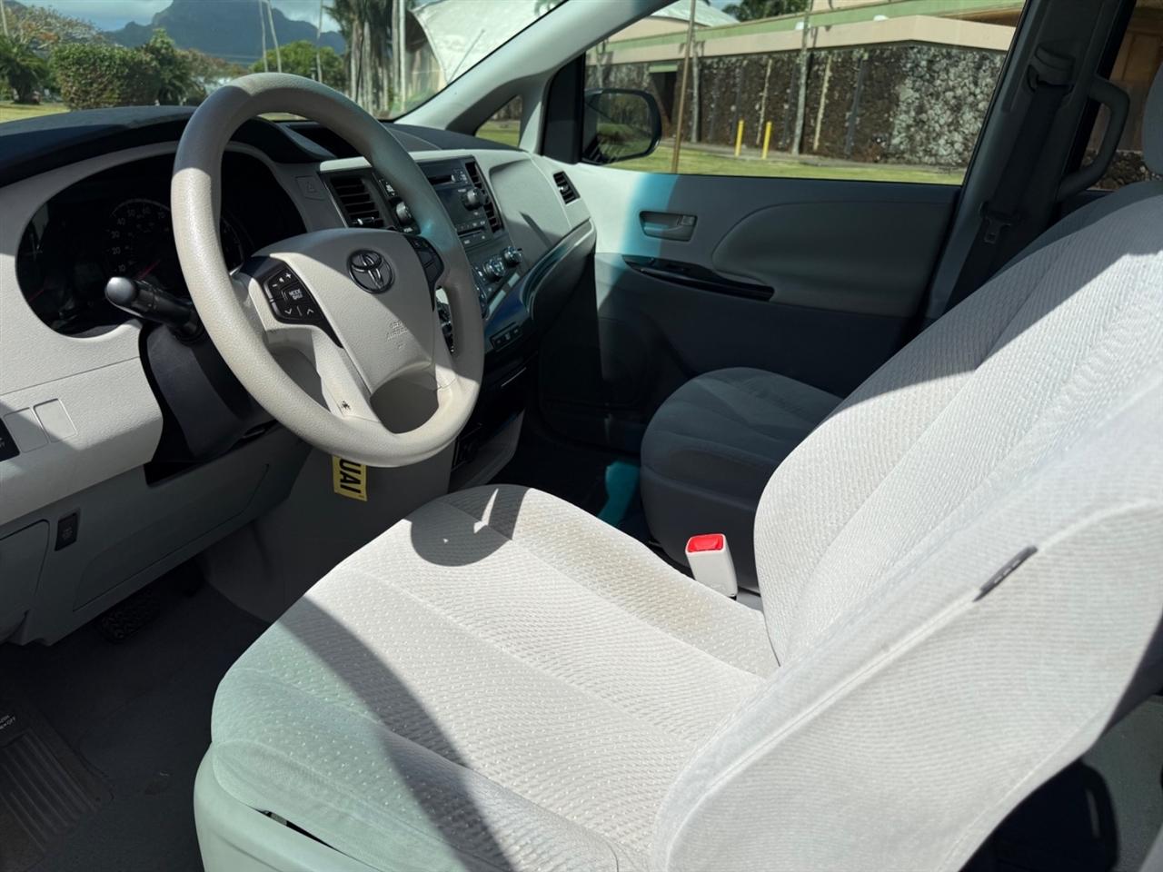 Toyota Sienna LE 8-Pass V6 2011