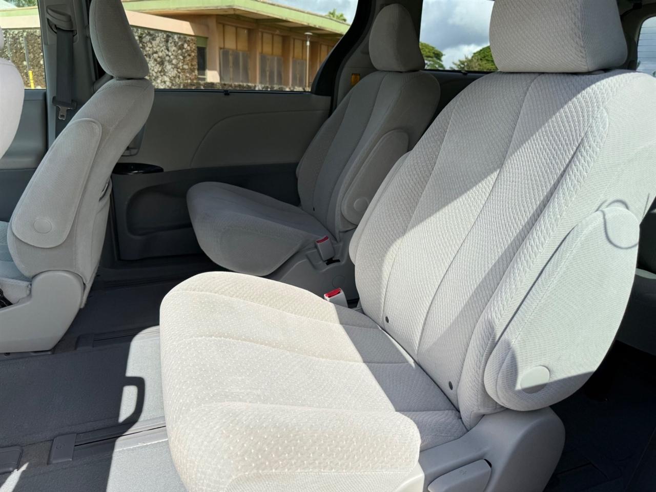Toyota Sienna LE 8-Pass V6 2011
