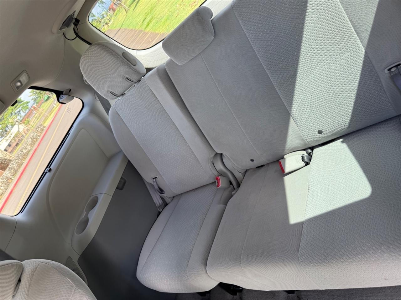 Toyota Sienna LE 8-Pass V6 2011