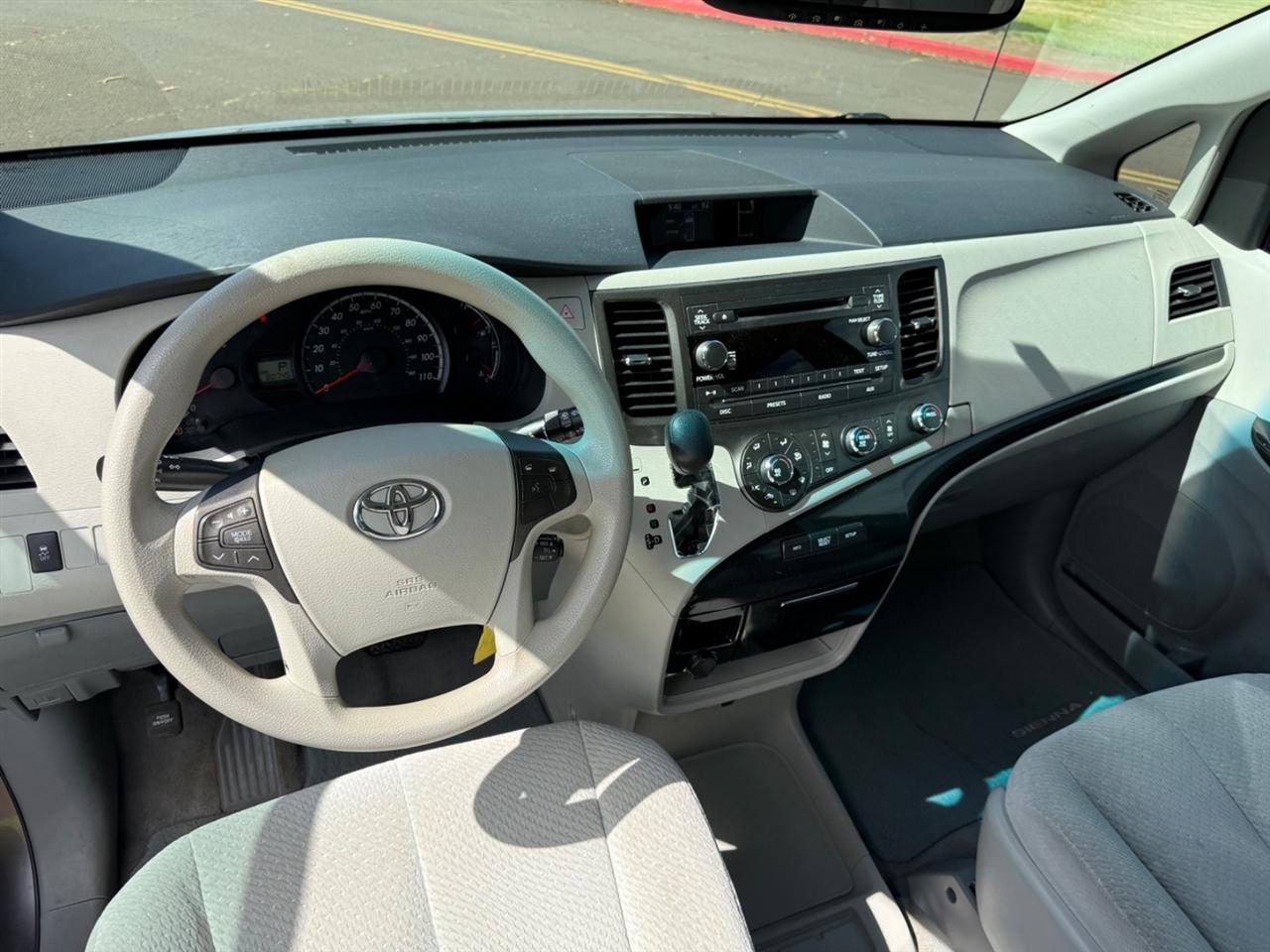 Toyota Sienna LE 8-Pass V6 2011