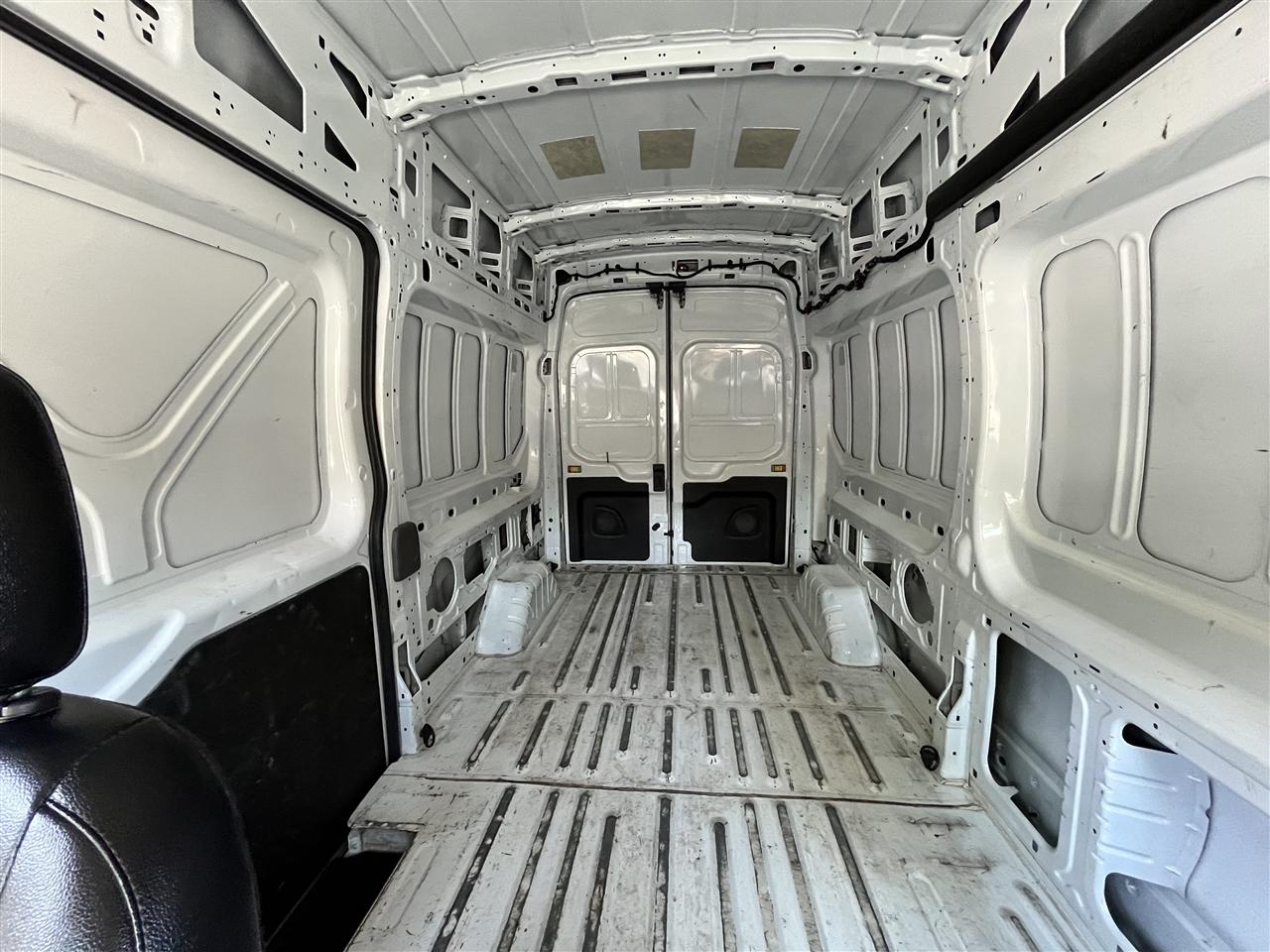 Ford Transit photo 14
