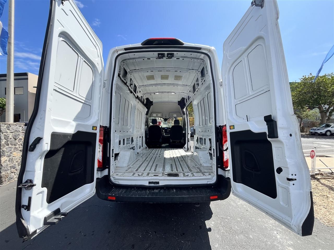 Ford Transit photo 16