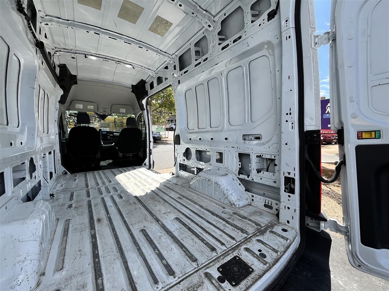 Ford Transit photo 18