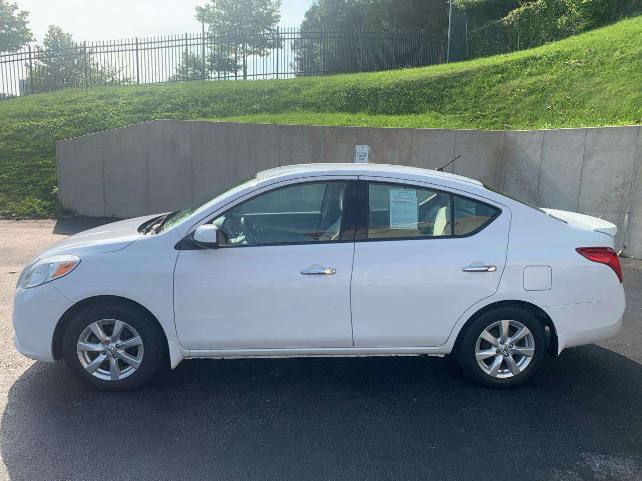 Nissan Versa 4dr Sdn CVT 1.6 SV 2014