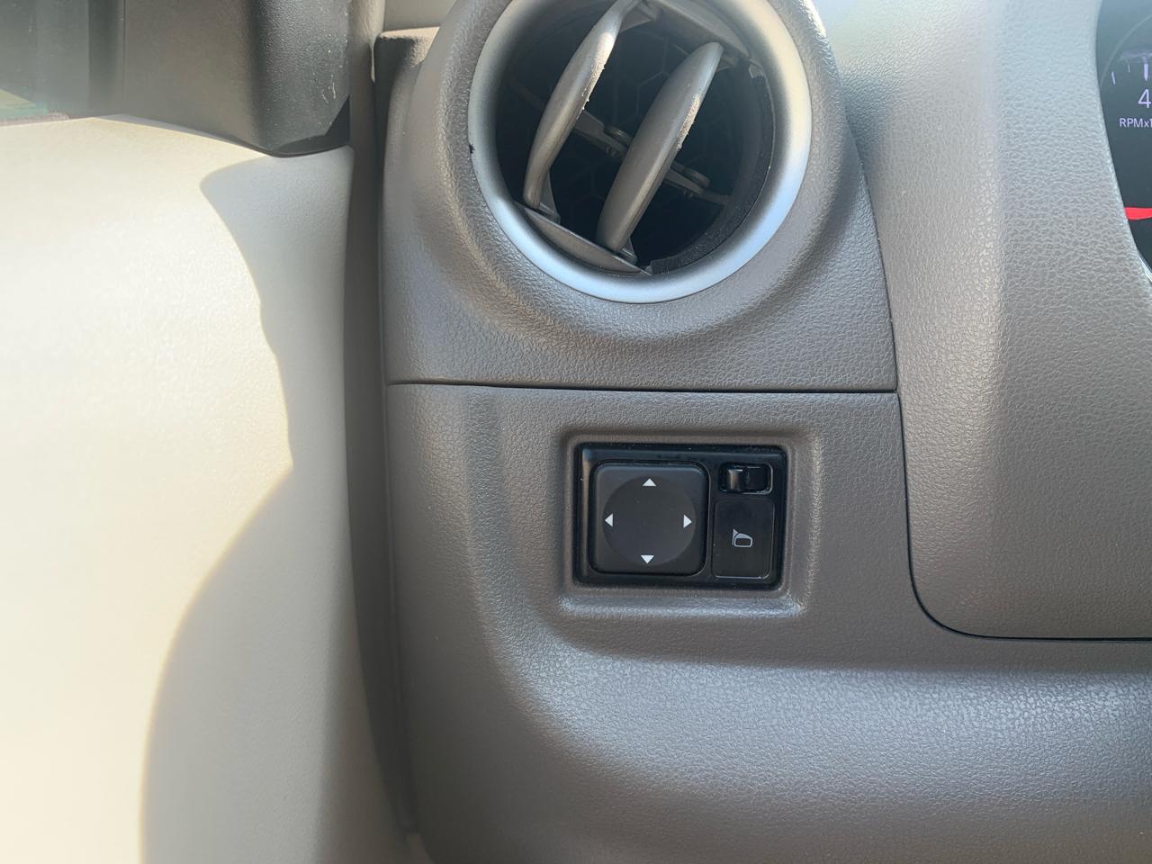 Nissan Versa 4dr Sdn CVT 1.6 SV 2014