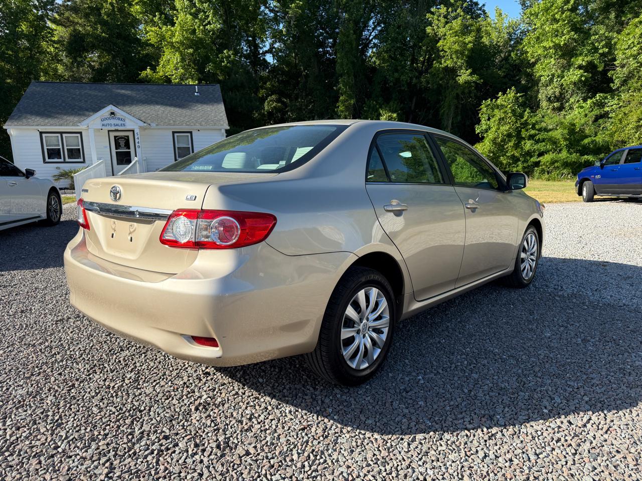 Toyota Corolla 4dr Sdn LE Auto 2013