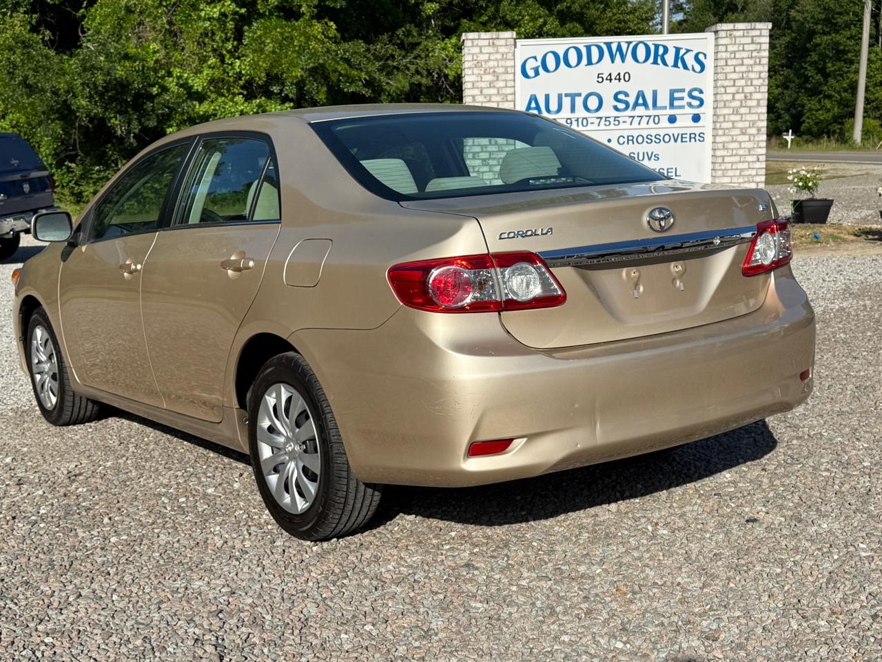 Toyota Corolla 4dr Sdn LE Auto 2013